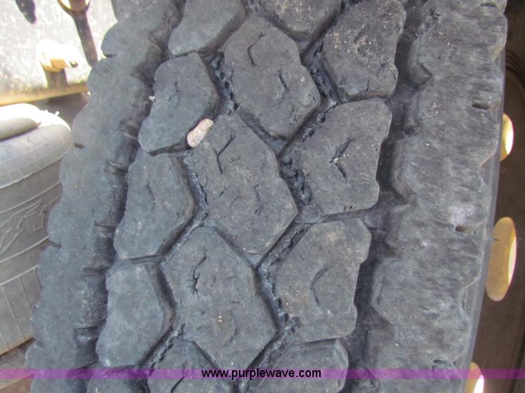 image for item B7283 1996 Peterbilt 379 semi truck