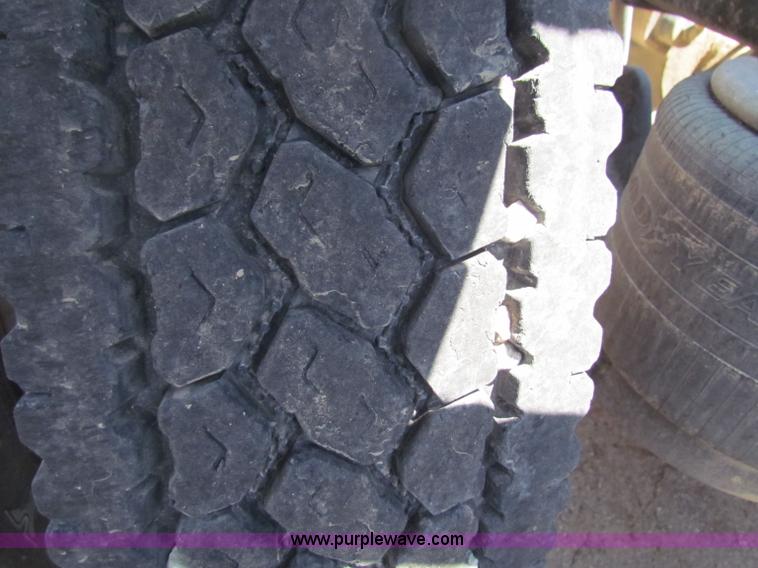 image for item B7283 1996 Peterbilt 379 semi truck