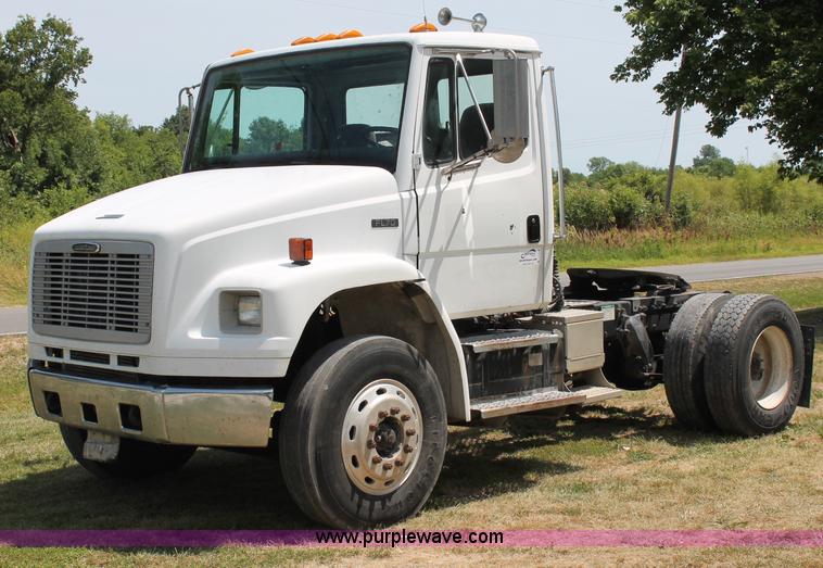 image for item C2556 2000 Freightliner FL70 semi truck