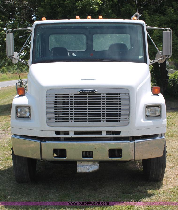 image for item C2556 2000 Freightliner FL70 semi truck