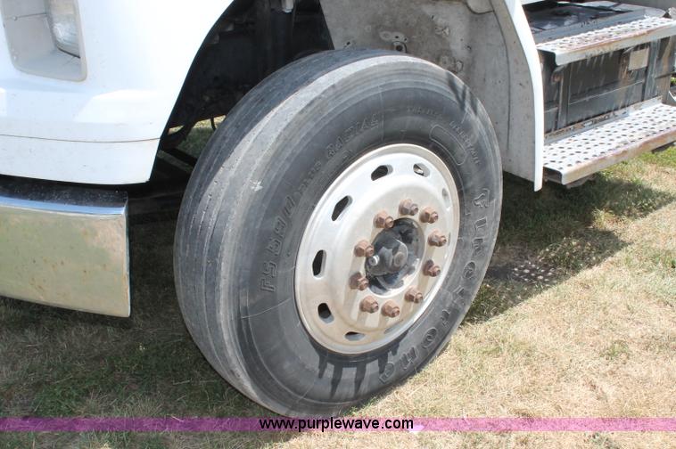 image for item C2556 2000 Freightliner FL70 semi truck