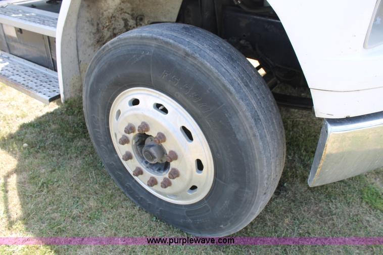 image for item C2556 2000 Freightliner FL70 semi truck