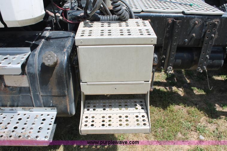 image for item C2556 2000 Freightliner FL70 semi truck