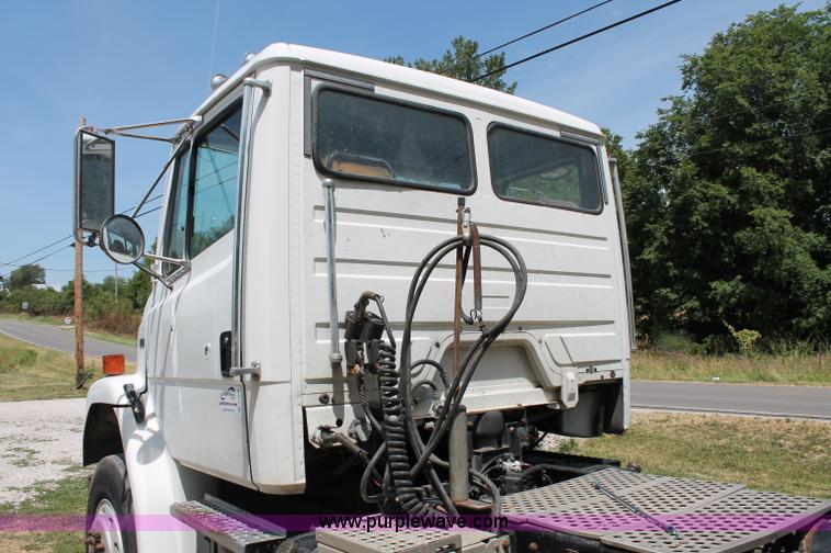image for item C2556 2000 Freightliner FL70 semi truck
