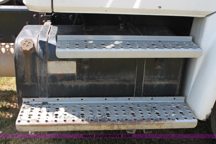 image for item C2556 2000 Freightliner FL70 semi truck