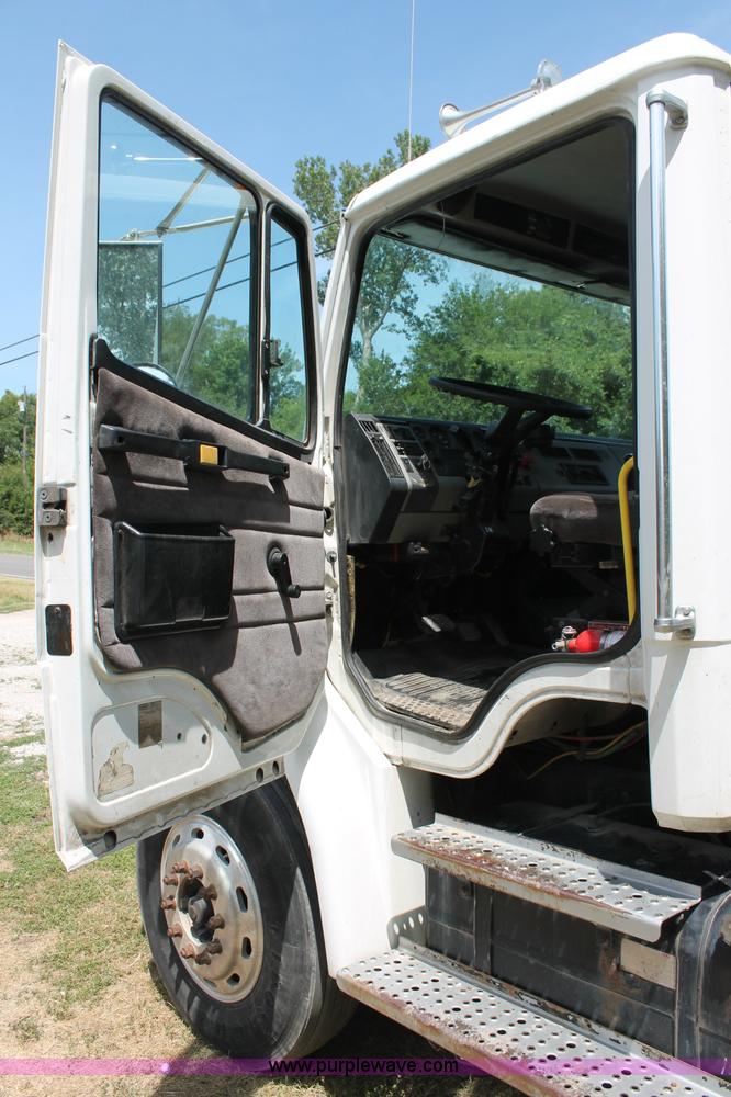 image for item C2556 2000 Freightliner FL70 semi truck