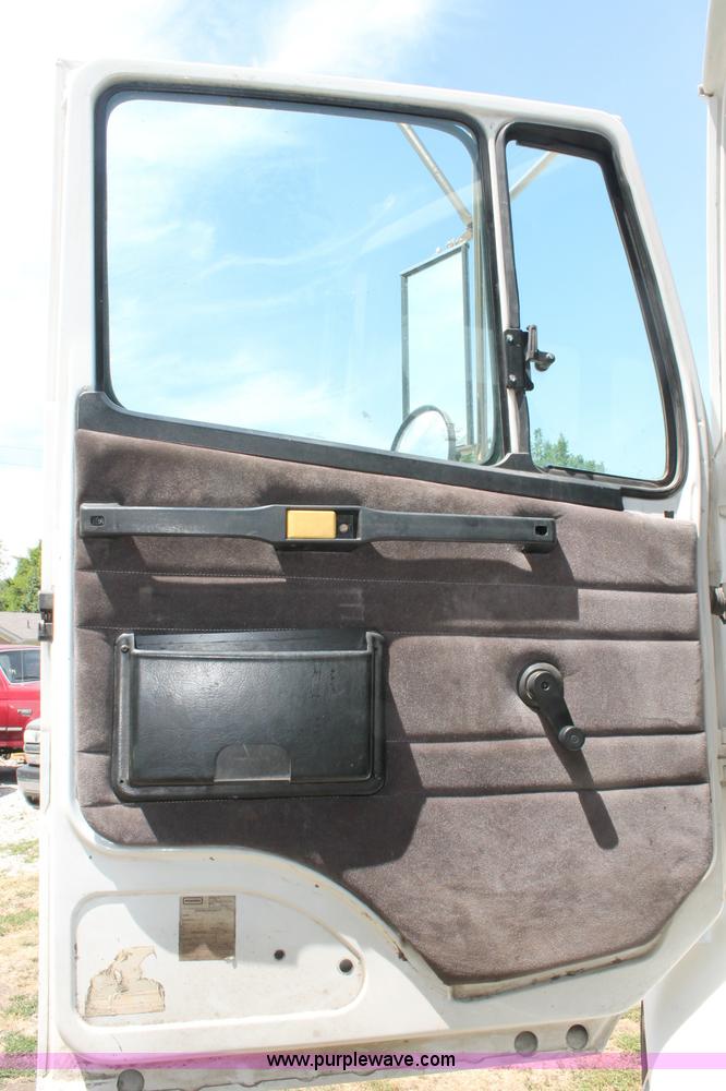 image for item C2556 2000 Freightliner FL70 semi truck