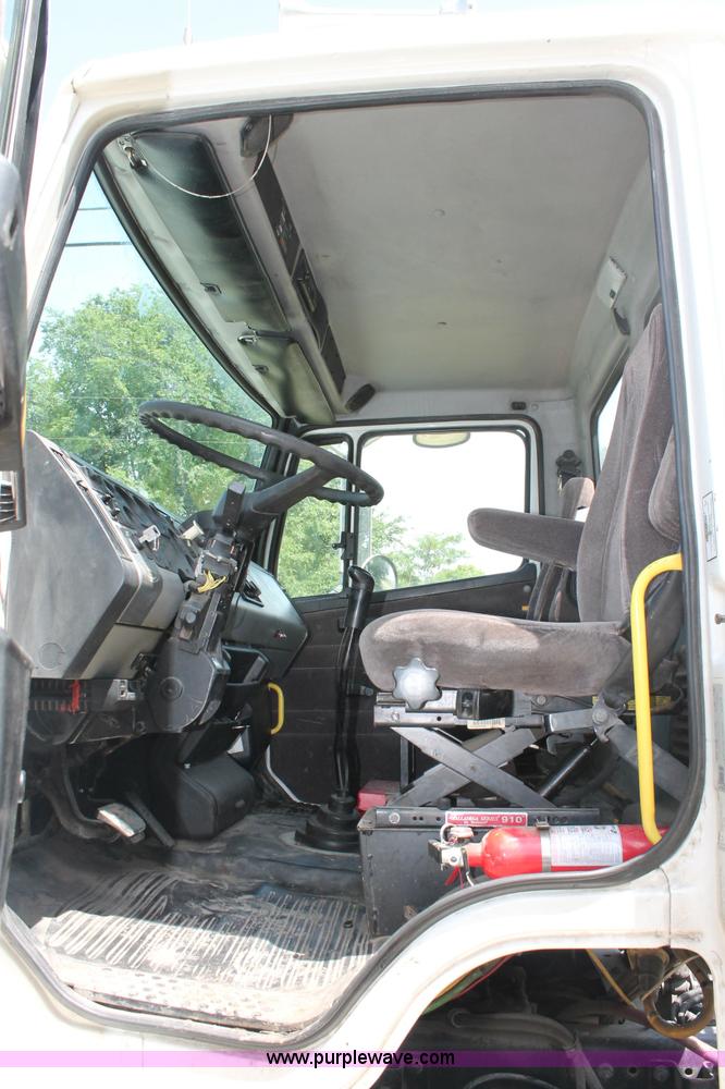 image for item C2556 2000 Freightliner FL70 semi truck