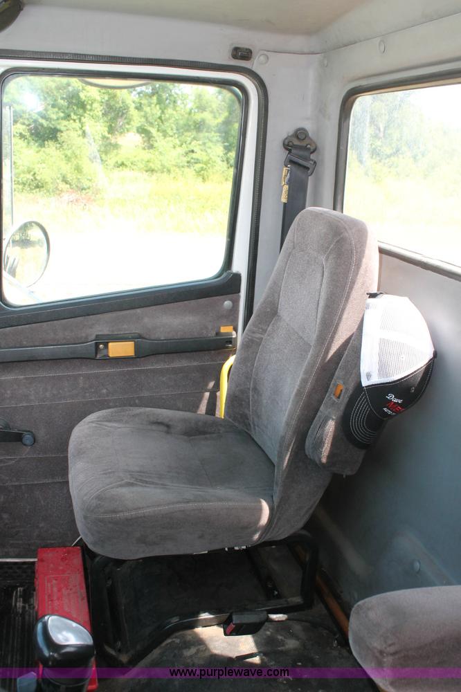 image for item C2556 2000 Freightliner FL70 semi truck