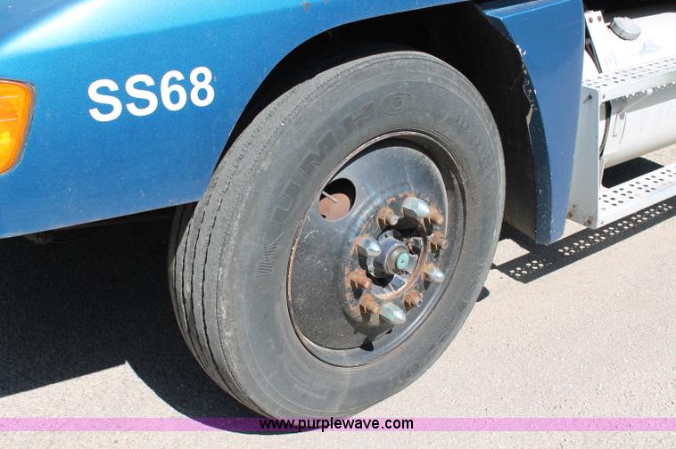 image for item C2561 1998 Freightliner FLD120 semi truck