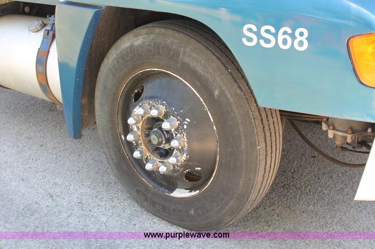 image for item C2561 1998 Freightliner FLD120 semi truck