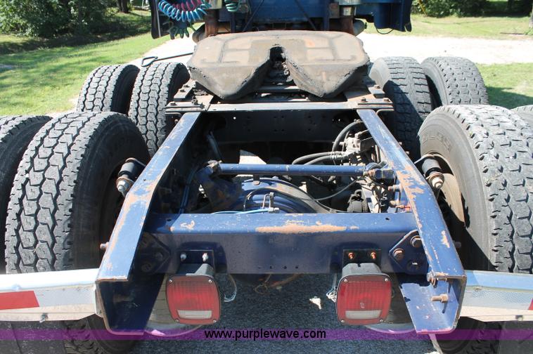 image for item C2561 1998 Freightliner FLD120 semi truck