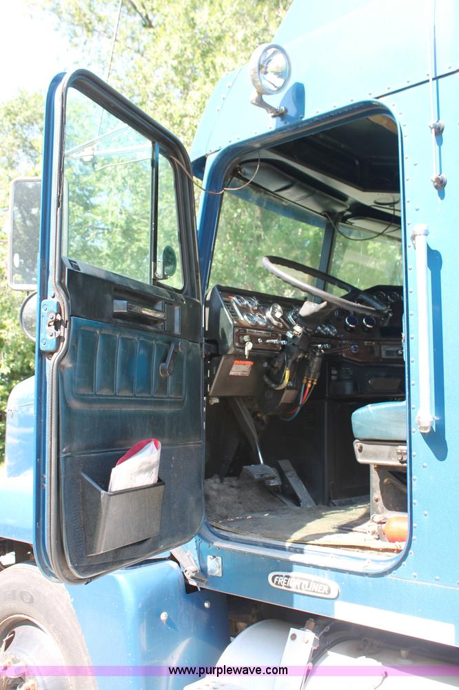 image for item C2561 1998 Freightliner FLD120 semi truck