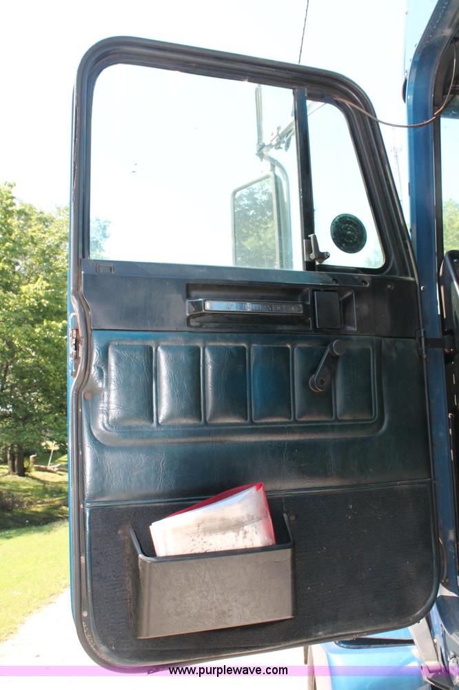 image for item C2561 1998 Freightliner FLD120 semi truck