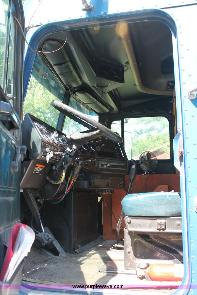 image for item C2561 1998 Freightliner FLD120 semi truck