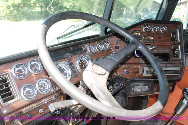 image for item C2561 1998 Freightliner FLD120 semi truck