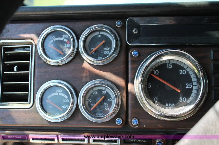 image for item C2561 1998 Freightliner FLD120 semi truck