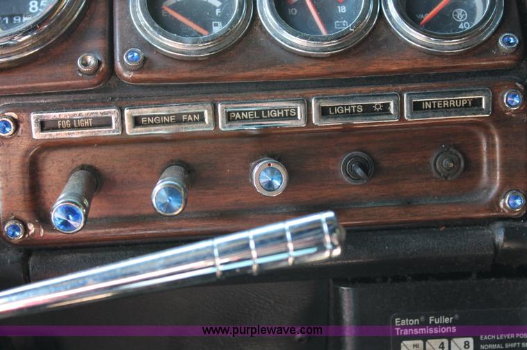 image for item C2561 1998 Freightliner FLD120 semi truck