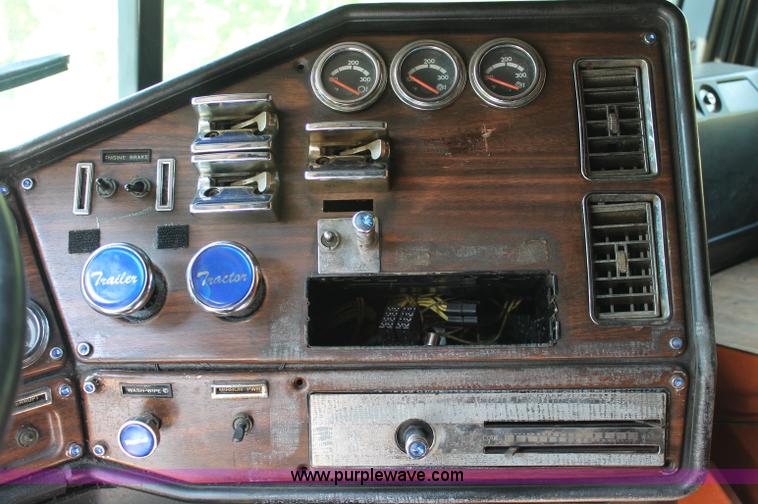 image for item C2561 1998 Freightliner FLD120 semi truck