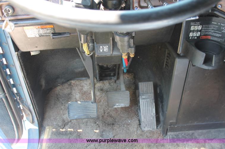 image for item C2561 1998 Freightliner FLD120 semi truck