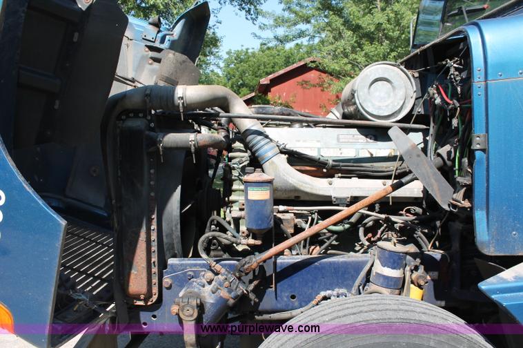 image for item C2561 1998 Freightliner FLD120 semi truck