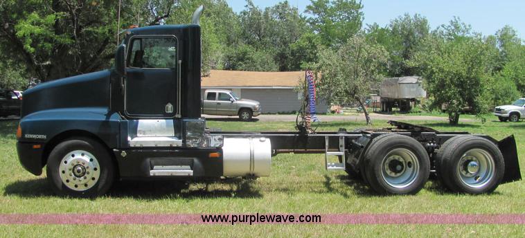 image for item C2575 1990 Kenworth T600 semi truck