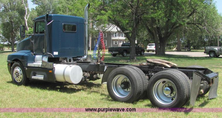 image for item C2575 1990 Kenworth T600 semi truck