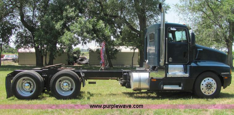 image for item C2575 1990 Kenworth T600 semi truck