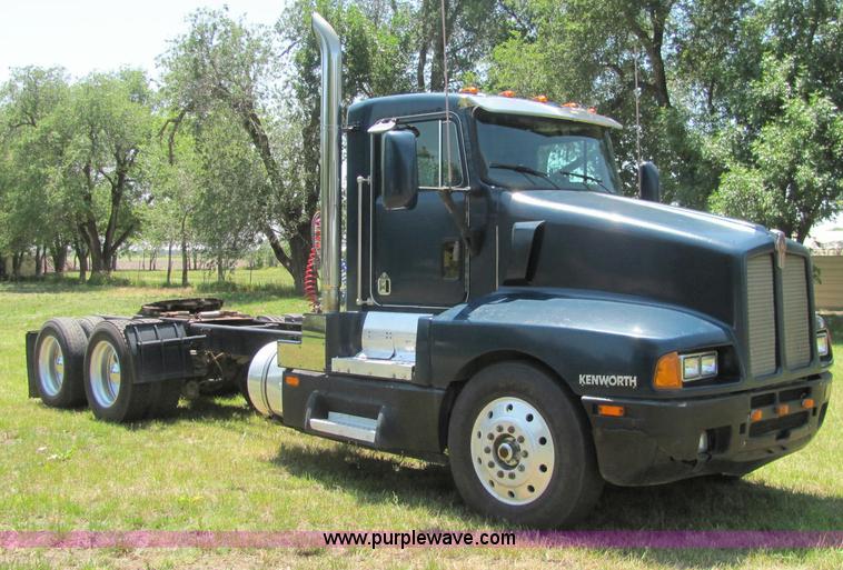 image for item C2575 1990 Kenworth T600 semi truck