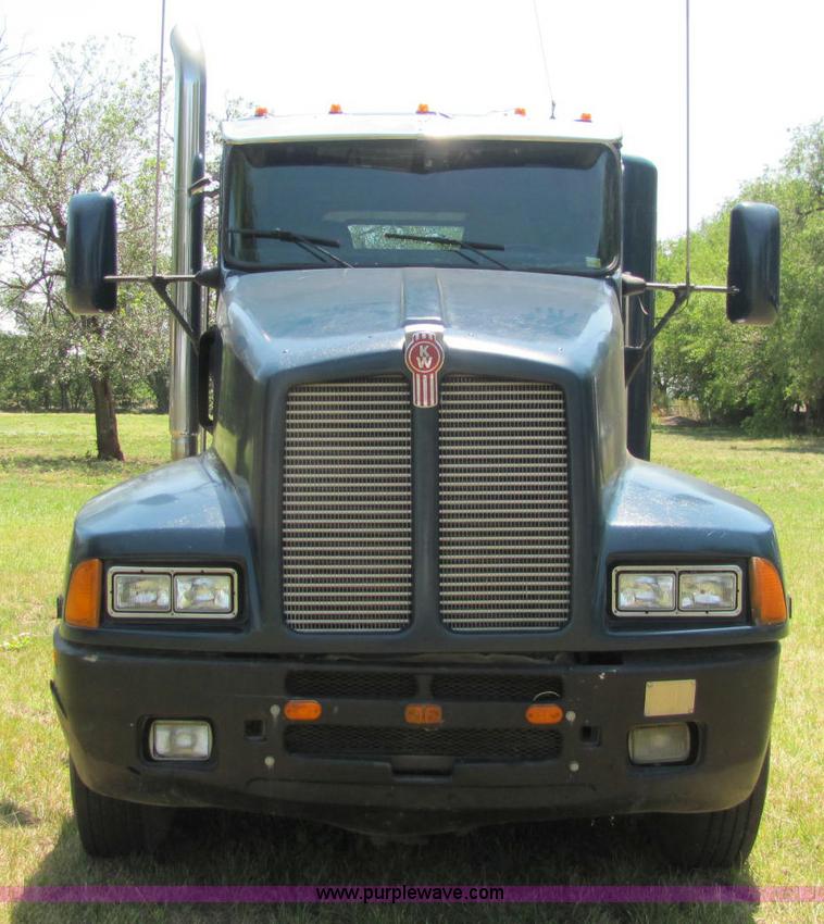 image for item C2575 1990 Kenworth T600 semi truck