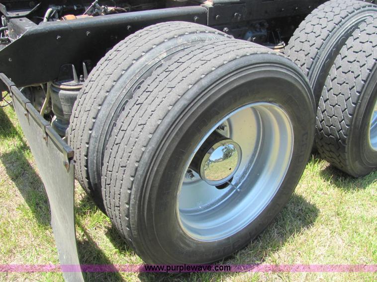 image for item C2575 1990 Kenworth T600 semi truck