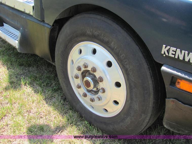 image for item C2575 1990 Kenworth T600 semi truck
