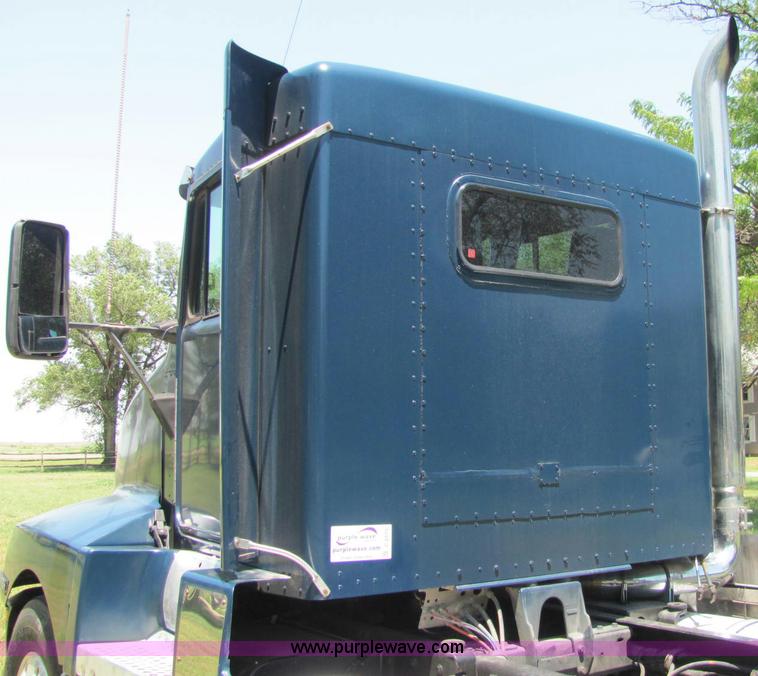 image for item C2575 1990 Kenworth T600 semi truck