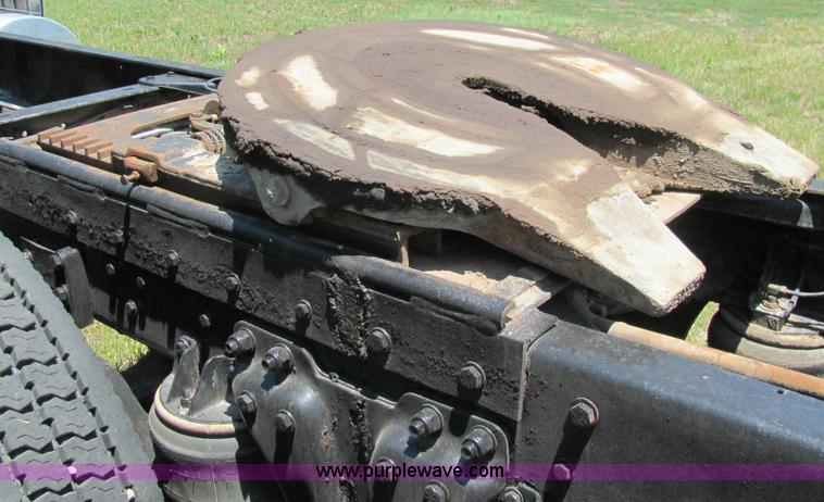 image for item C2575 1990 Kenworth T600 semi truck