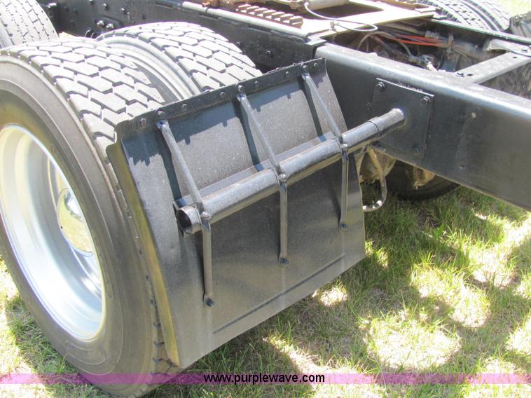 image for item C2575 1990 Kenworth T600 semi truck