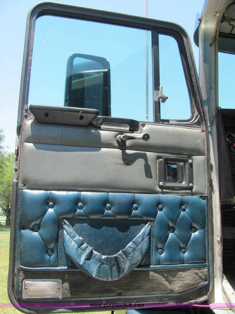 image for item C2575 1990 Kenworth T600 semi truck