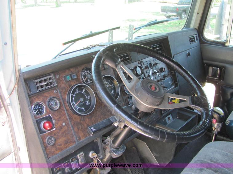 image for item C2575 1990 Kenworth T600 semi truck