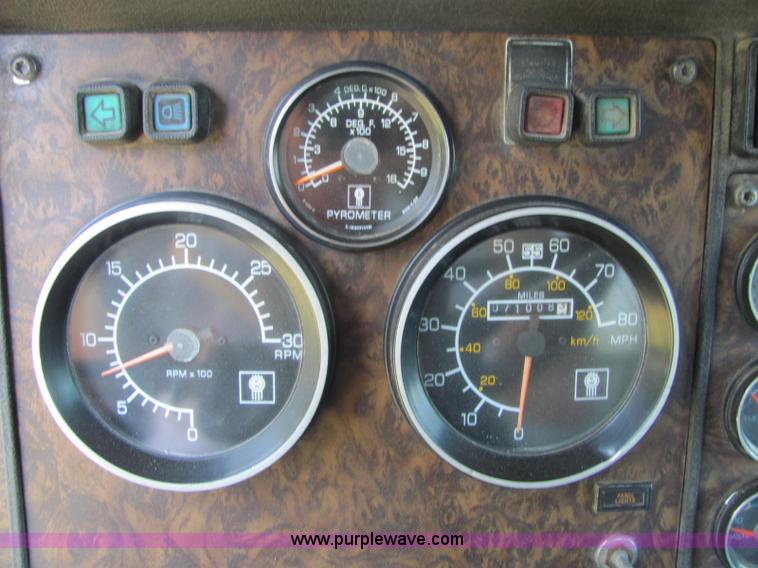 image for item C2575 1990 Kenworth T600 semi truck