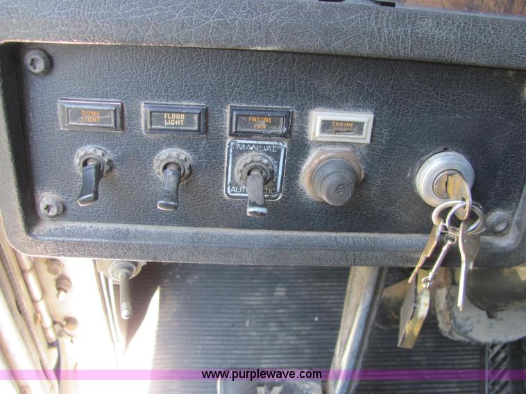 image for item C2575 1990 Kenworth T600 semi truck