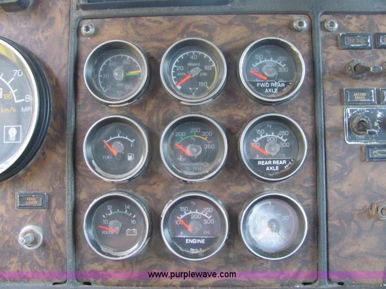 image for item C2575 1990 Kenworth T600 semi truck