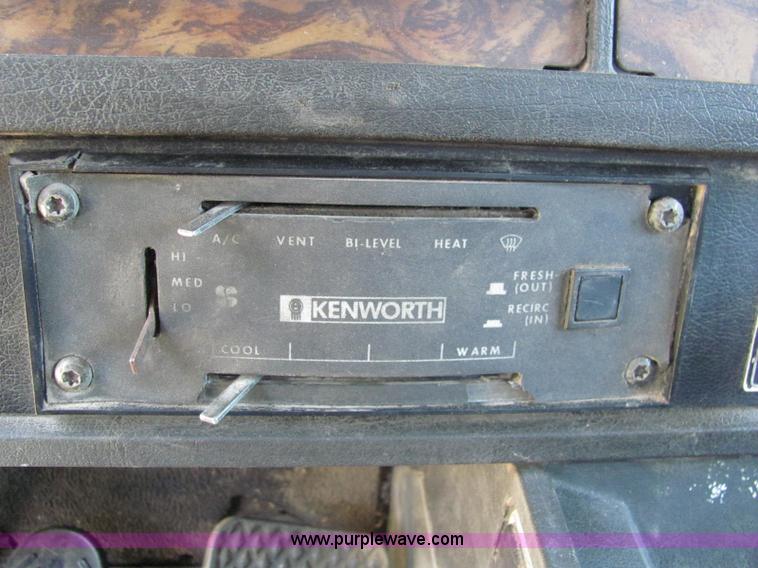 image for item C2575 1990 Kenworth T600 semi truck