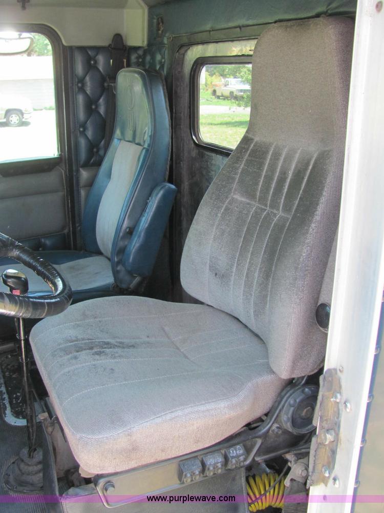 image for item C2575 1990 Kenworth T600 semi truck