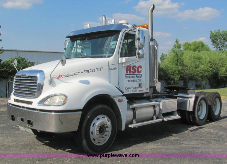 image for item C2576 2006 Freightliner Columbia semi truck