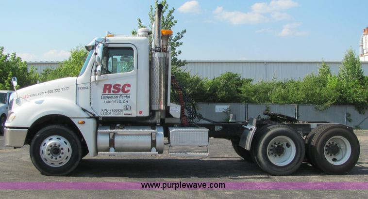 image for item C2576 2006 Freightliner Columbia semi truck