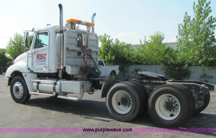 image for item C2576 2006 Freightliner Columbia semi truck