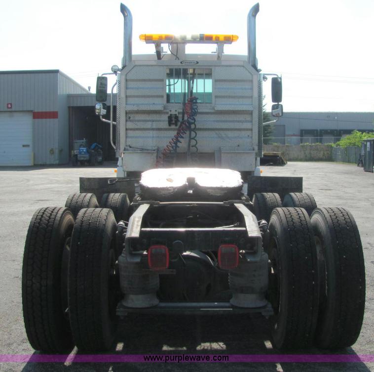 image for item C2576 2006 Freightliner Columbia semi truck