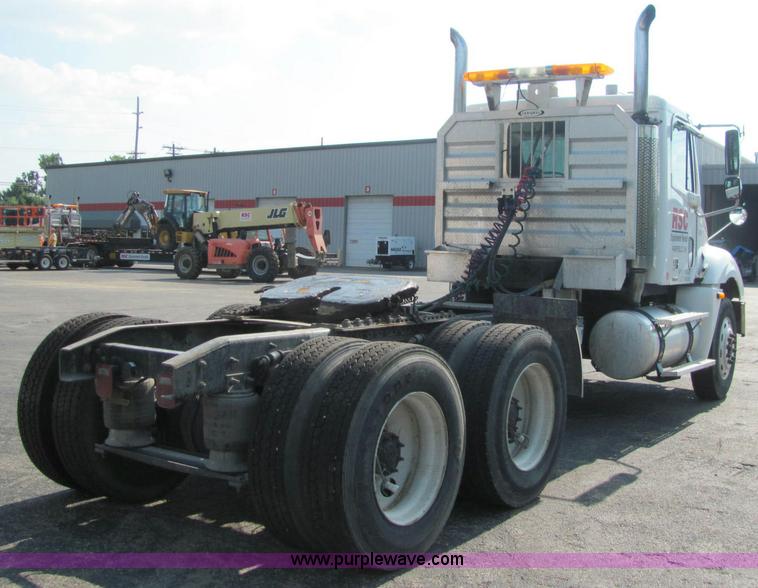 image for item C2576 2006 Freightliner Columbia semi truck