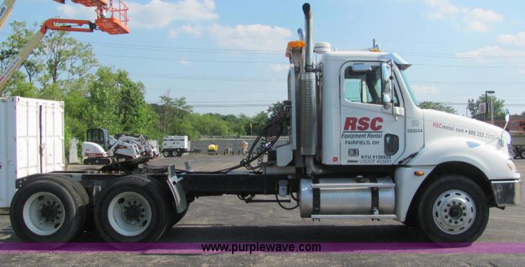 image for item C2576 2006 Freightliner Columbia semi truck