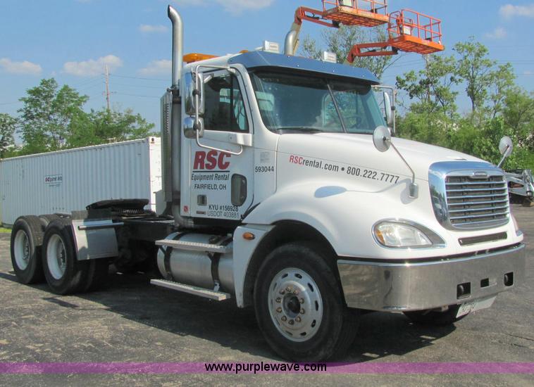 image for item C2576 2006 Freightliner Columbia semi truck