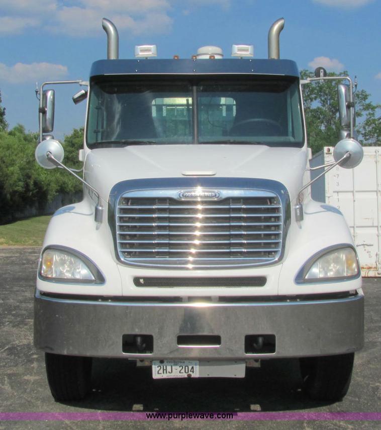 image for item C2576 2006 Freightliner Columbia semi truck